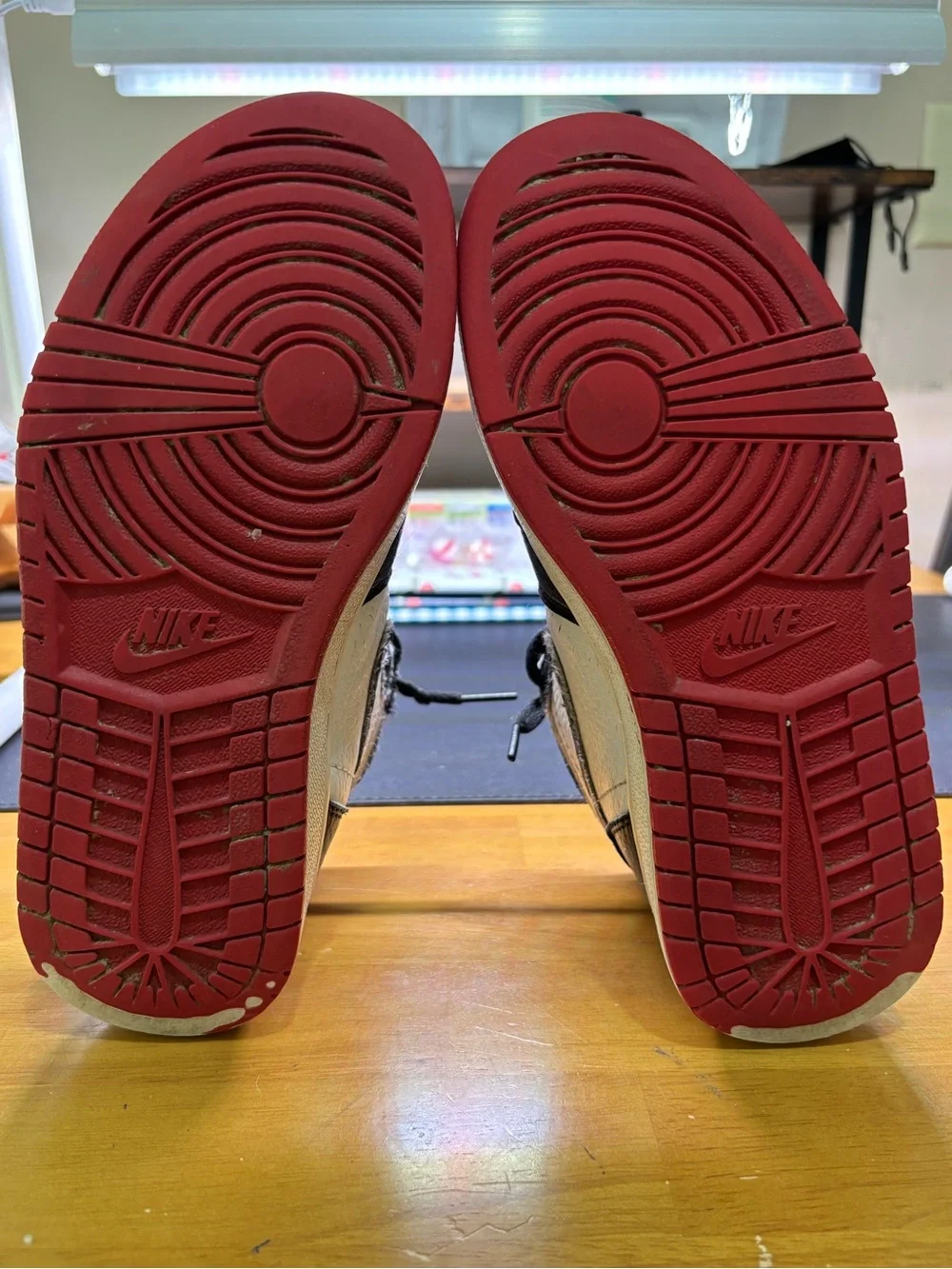 NIKE AIR JORDAN 1 YOUTH SNEAKERS.